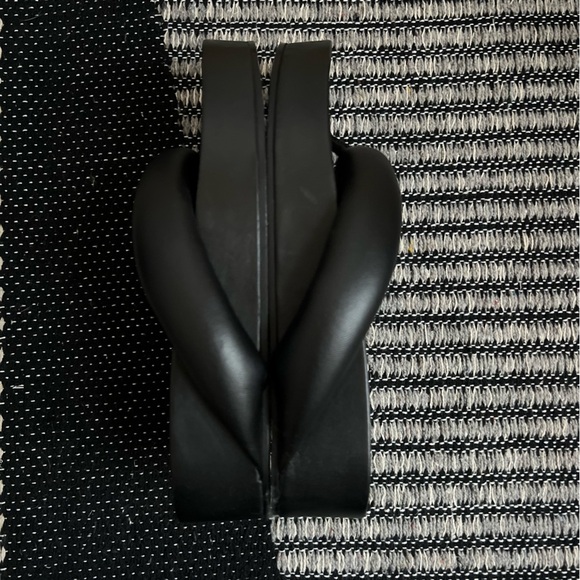 Jil Sander Thong Padded Sandal in Black